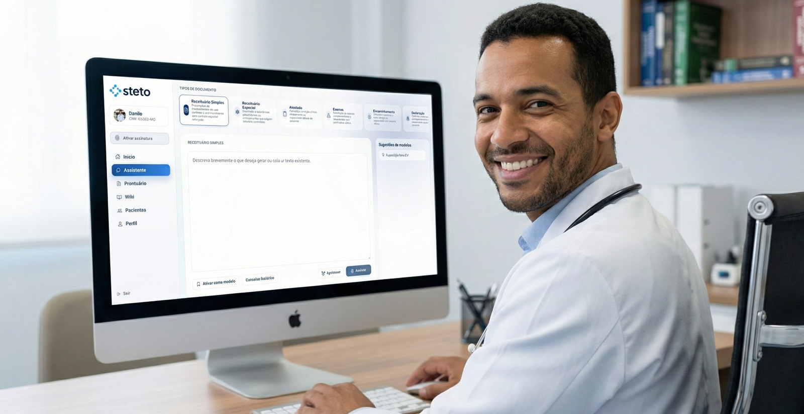 Médico usando a plataforma Steto no computador